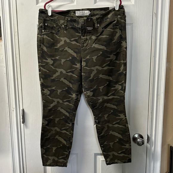 Torrid Washed Olive 5 pocket Camo size 16 - Picture 2 of 4